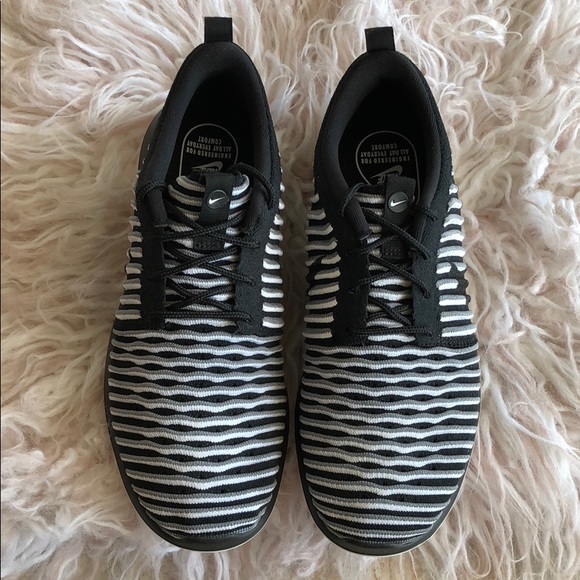 NWT Nike Roshe Two Flyknit - Picture 2 of 7